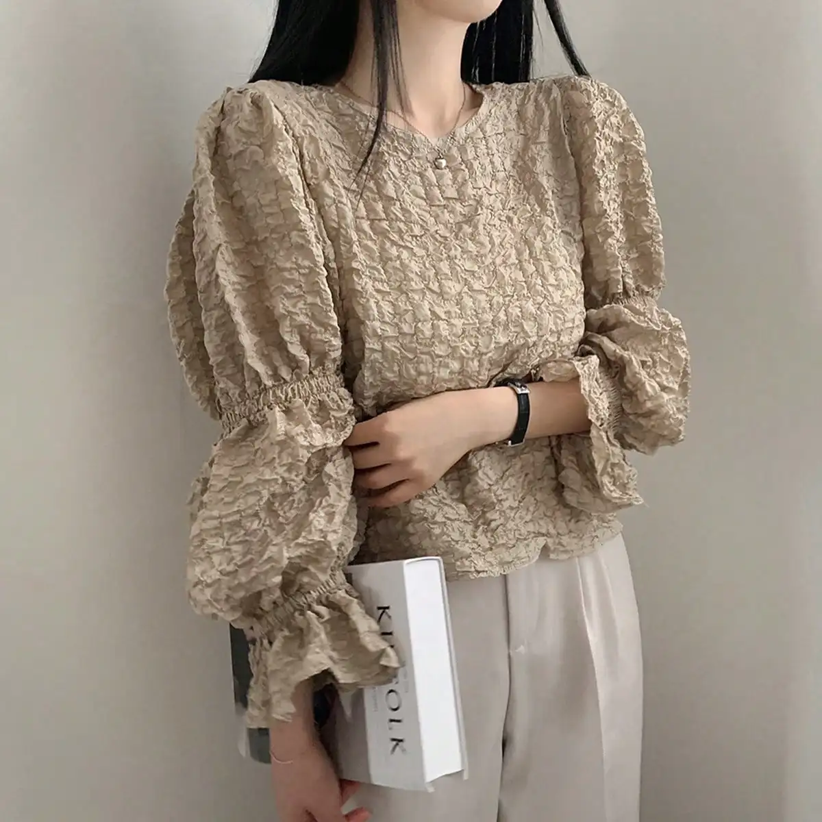

Korean Chic Spring French Retro Textured Bell-Sleeved Top with Loose Design, Short Long Sleeves for Women