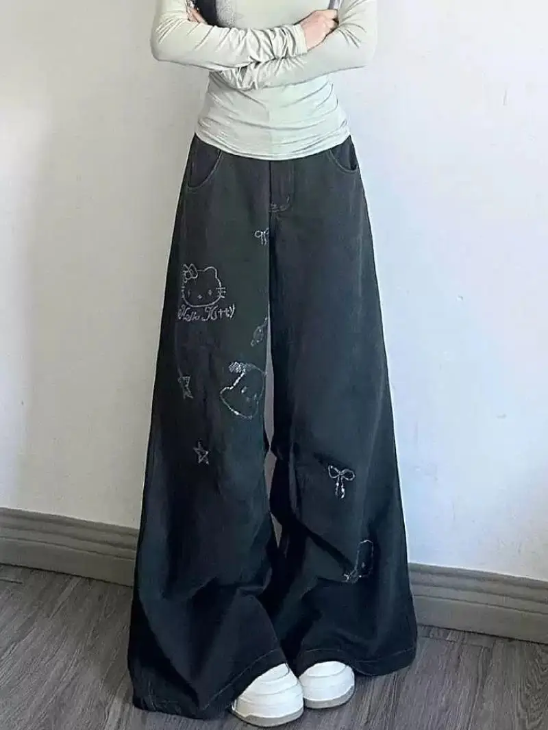 

Популярные прямые джинсы Kawaii Hollekitty в стиле ретро с вышивкой Sanrio для девочек, свободные утягивающие драпированные широкие брюки, универсальные мотоциклетные брюки