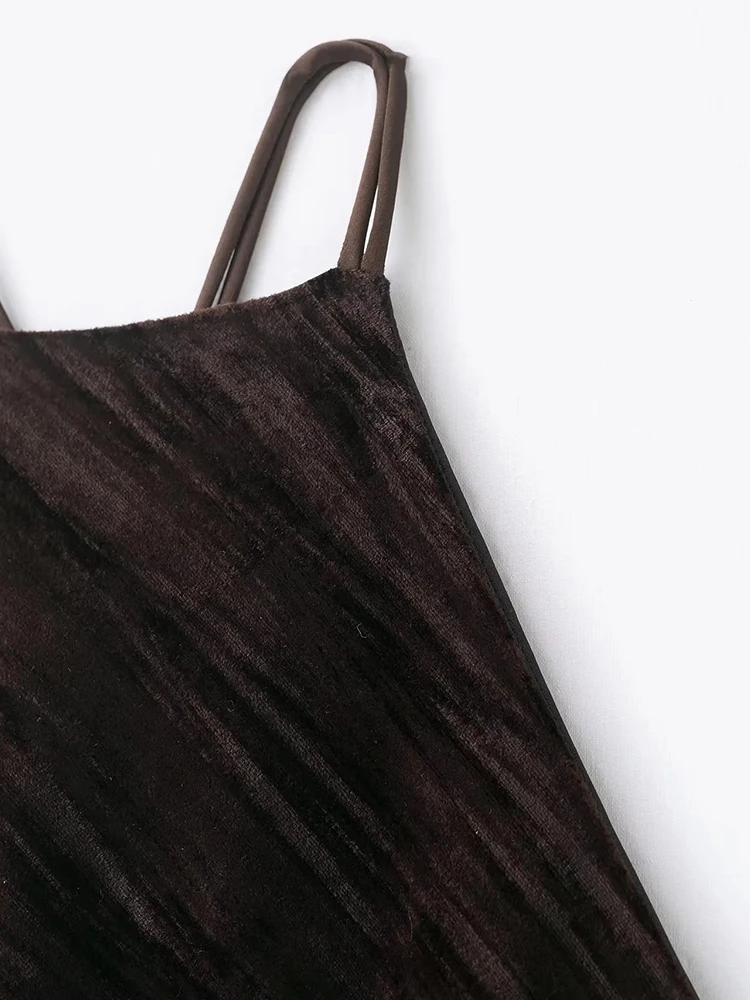 ชุดเดรสยาวผ้ากำมะหยี่แบบใหม่สำหรับผู้หญิง ดีไซน์เซ็กซี่ประดับพู่ สายคล้องคอ แบบไม่มีแขน โชว์ไหล่ ทรงเข้ารูป เหมาะสำหรับวันหยุดพักผ่อนและงานปาร์ตี้