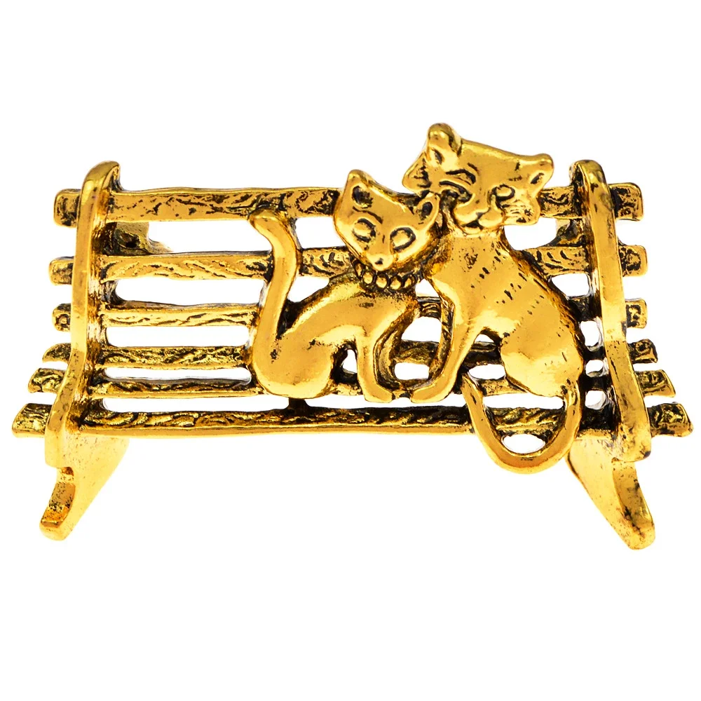 Blucome Vintage Couple Cats Sitting on Bench Brooch Women’s Brooch for Coat Suit Bag Hijab Laple Pins Badage New Year Gifts.