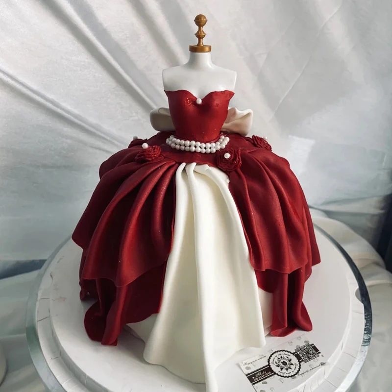 red dress cake A cake that doesn't just sit pretty it owns the spotlight. Loved how it turned out #birthdaycake #dresscake #fondantdresscake #cakeartist #fancycustomcake