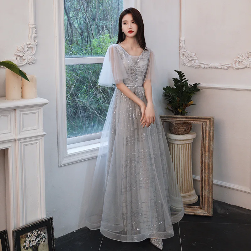 robe-de-soiree-grise-2026-nouveau-style-elegante-a-manches-longues-fine-pour-groupe-de-sœurs-remise-de-diplome-automne-robe-blanche-fine-pour-femme
