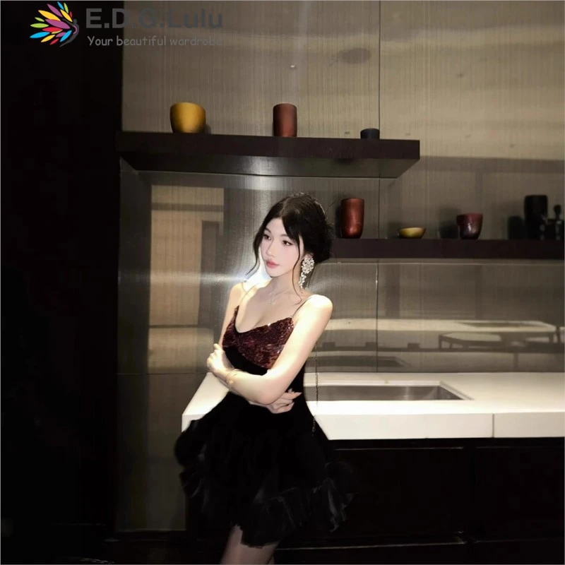 EDGLuLu 2025 夏 Vネック スパンコール スプライシング スリムフィット 誕生日衣装 セクシー バックレス ノースリーブ ミニ レッド ベルベット ドレス 1014