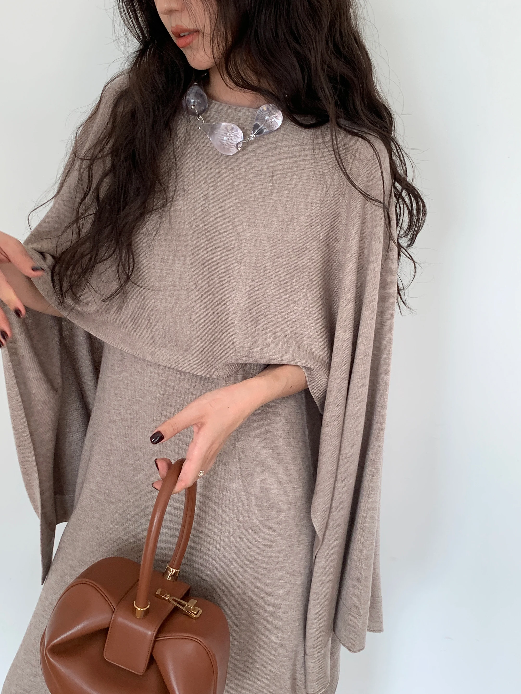 

Комплект из двух предметов: вязаная художественная накидка на плечи цвета тауп и повседневная футболка, со съемной подкладкой из тюля, из смесовой хлопково-шерстяной ткани.