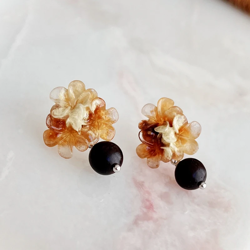 جديد النمط الصيني الاكريليك مصبوغ زهرة خشبية قلادة بها خرزات أقراط للمرأة مجوهرات الأزياء الخريف والشتاء 2025 اكسسوارات