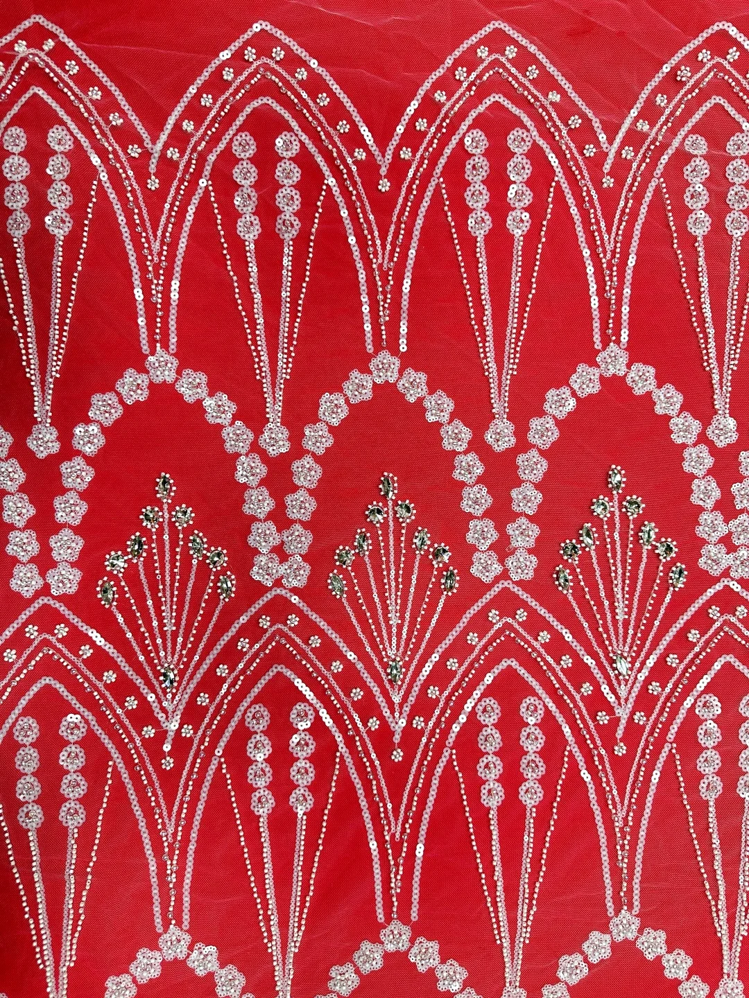 

Элегантная белая мягкая сетчатая кружевная ткань 2026 года с крупными камнями и бисером – высокое качество для свадебных и вечерних платьев NN6978_R