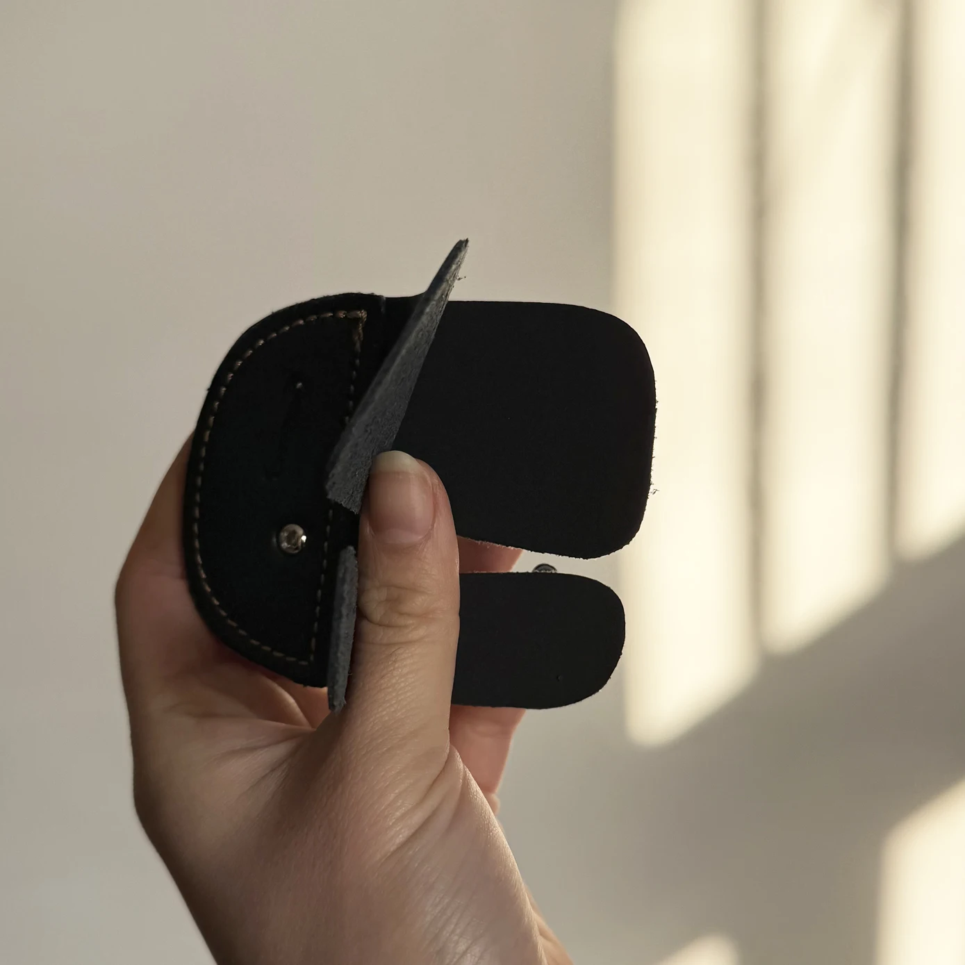 Bogenschießen-Fingertab aus doppeltem Rindsleder, gut für Recurve-Bögen, für die rechte oder linke Hand, 1 Stück – Detail 4