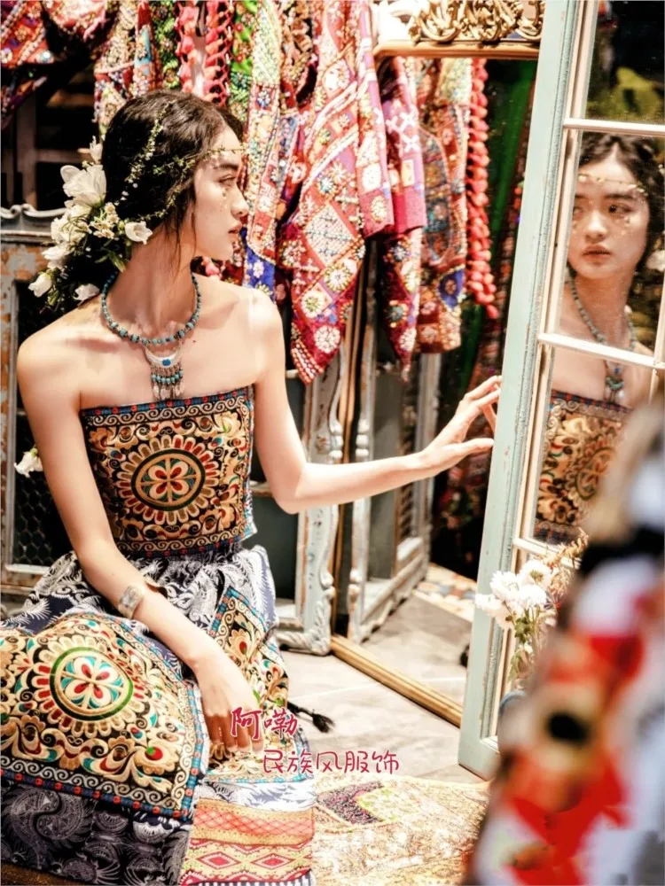 

New styles of women's embroidered strapless long dress exotic ethnic headwear and collar for travel photography
