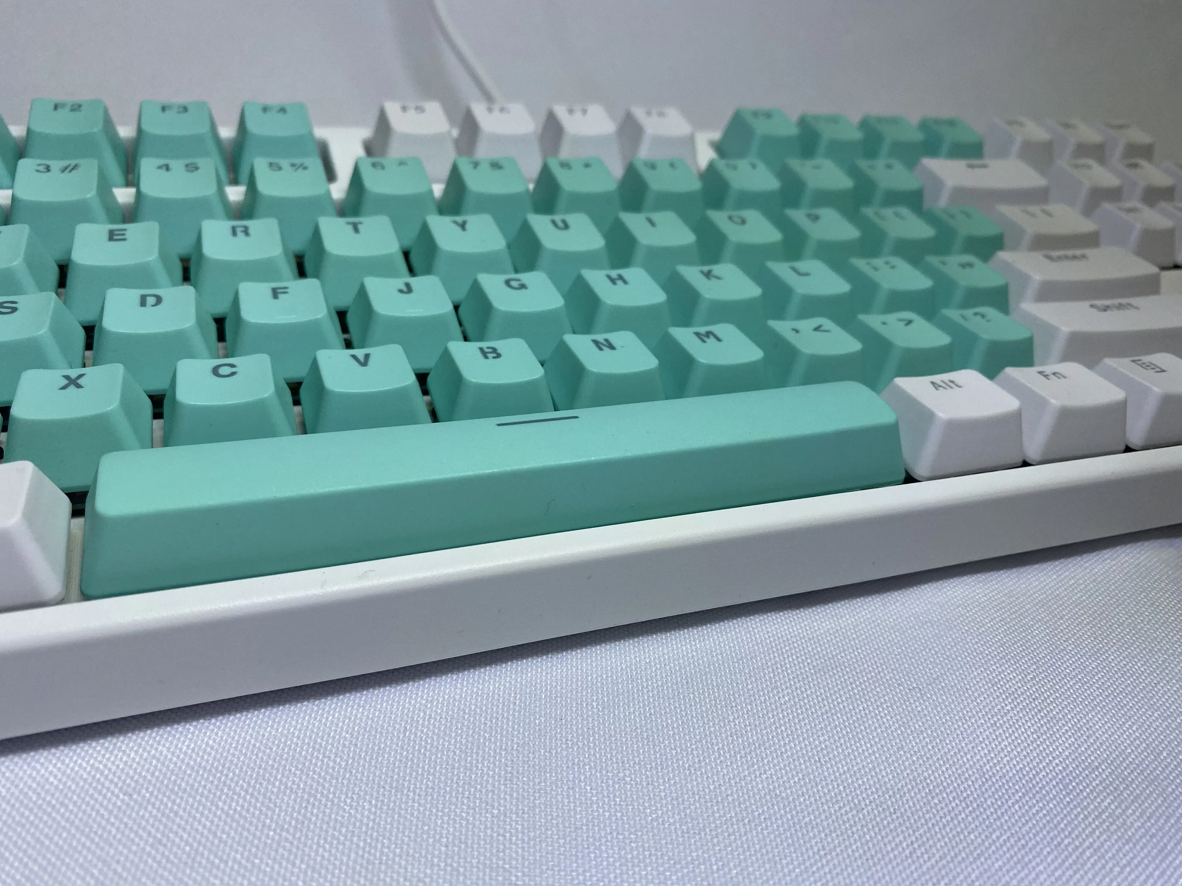 أغطية مفاتيح بيضاء سماوية PBT  - مراجعة Keycaps Pbt Double Shot 104 Keys وسعره