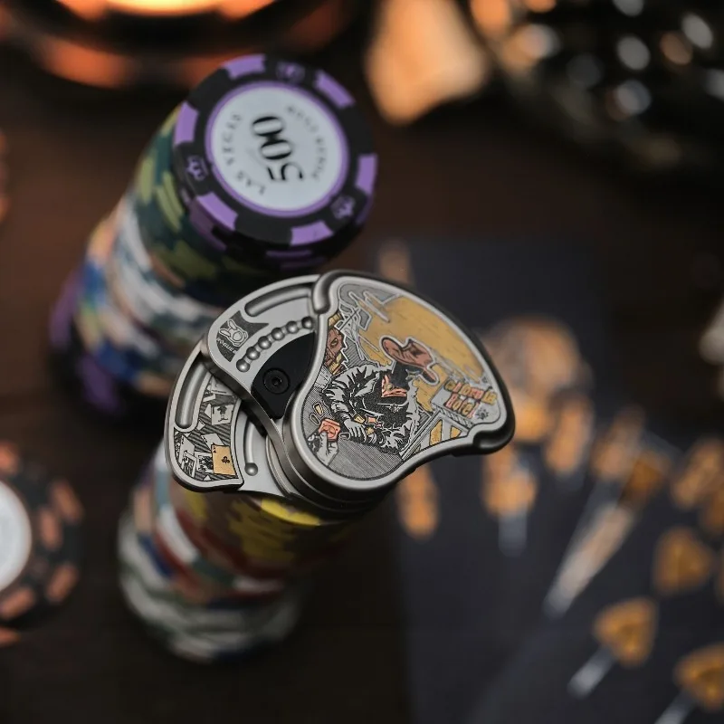 ของเล่นคลายเครียดแบบกดด้านข้าง รุ่นลิมิเต็ดอิดิชั่น คาวบอย ทำจากไทเทเนียมอัลลอยด์ พร้อมลวดลายสลักและฝังประดับ  เสียงสนุกสนาน  ยี่ห้อ KAiS EDC