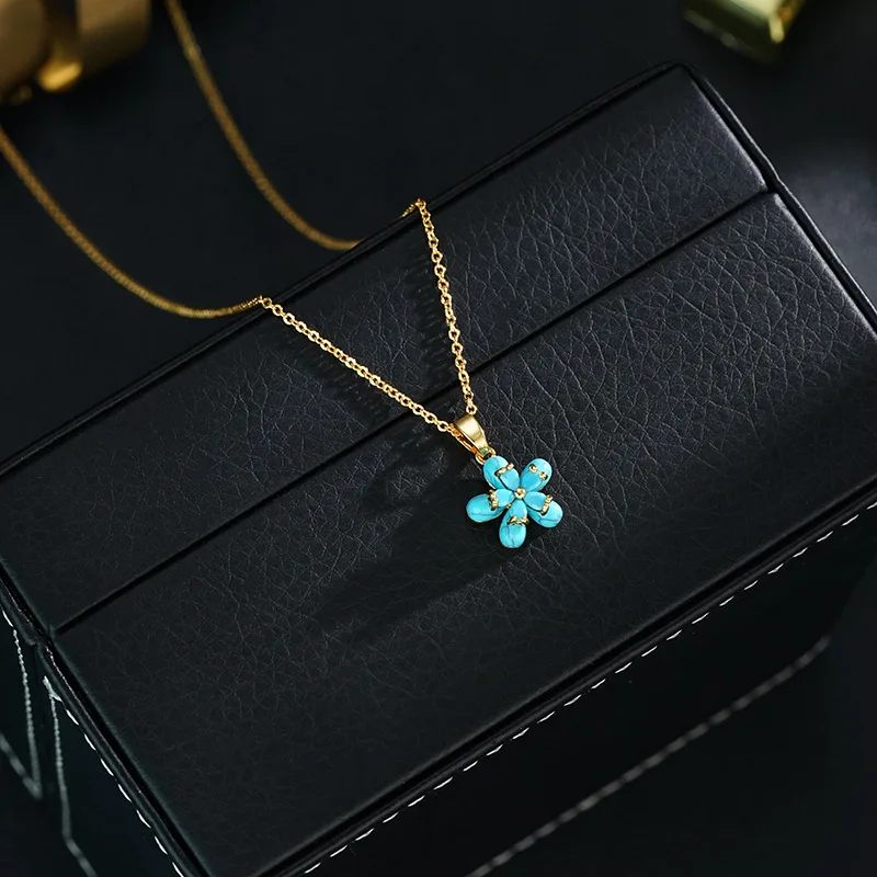 Simple, light, luxurious, fresh, blue ice flower pendant to reduce age and appear youthful. Necklace