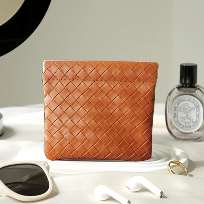 حقيبة مكياج، أوراق زنبركية، أحمر شفاه محمول، سماعة رأس، حقيبة تخزين نظارات شمسية من البولي يوريثان، محفظة صغيرة للعملات المعدنية