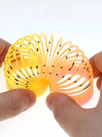 24PCS Rainbow Magic Springs Circle Toys Kids Birthday Party Favors Guests Giveaway Small Gifts Pinata Fillers Flexible Funny Toy