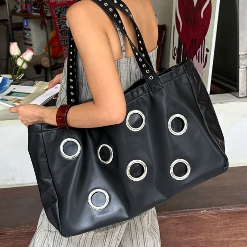 

Ретро-сумка-тоут с металлическими вырезами и круглыми кольцами, сумка через плечо в стиле панк, крутая мотоциклетная сумка для девушек, модная сумка, повседневная сумка для покупок