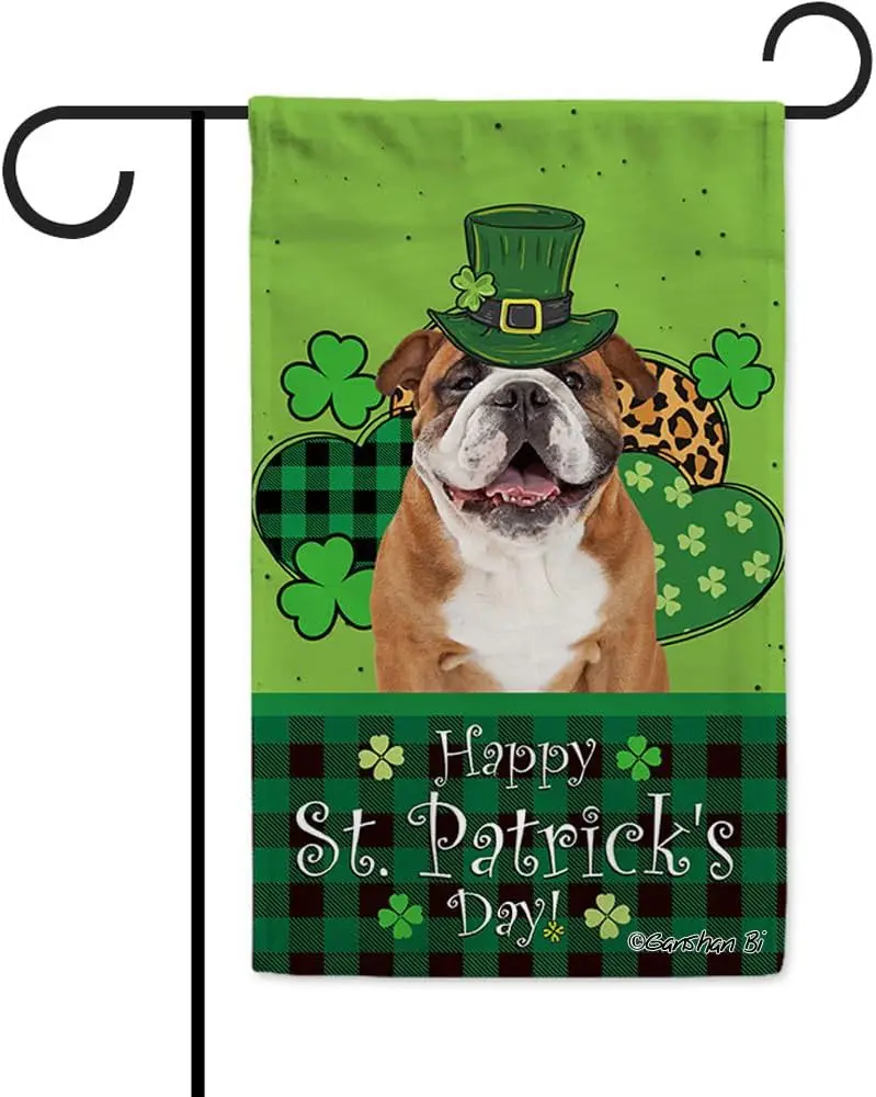 Hund Happy St. Patricks Day Gartenflagge, englische Bulldogge im grünen Hut, Büffelkaro, Kleeblatt, Kleeblatt, Hof, Outdoor-Dekoration, Flagge, doppelt