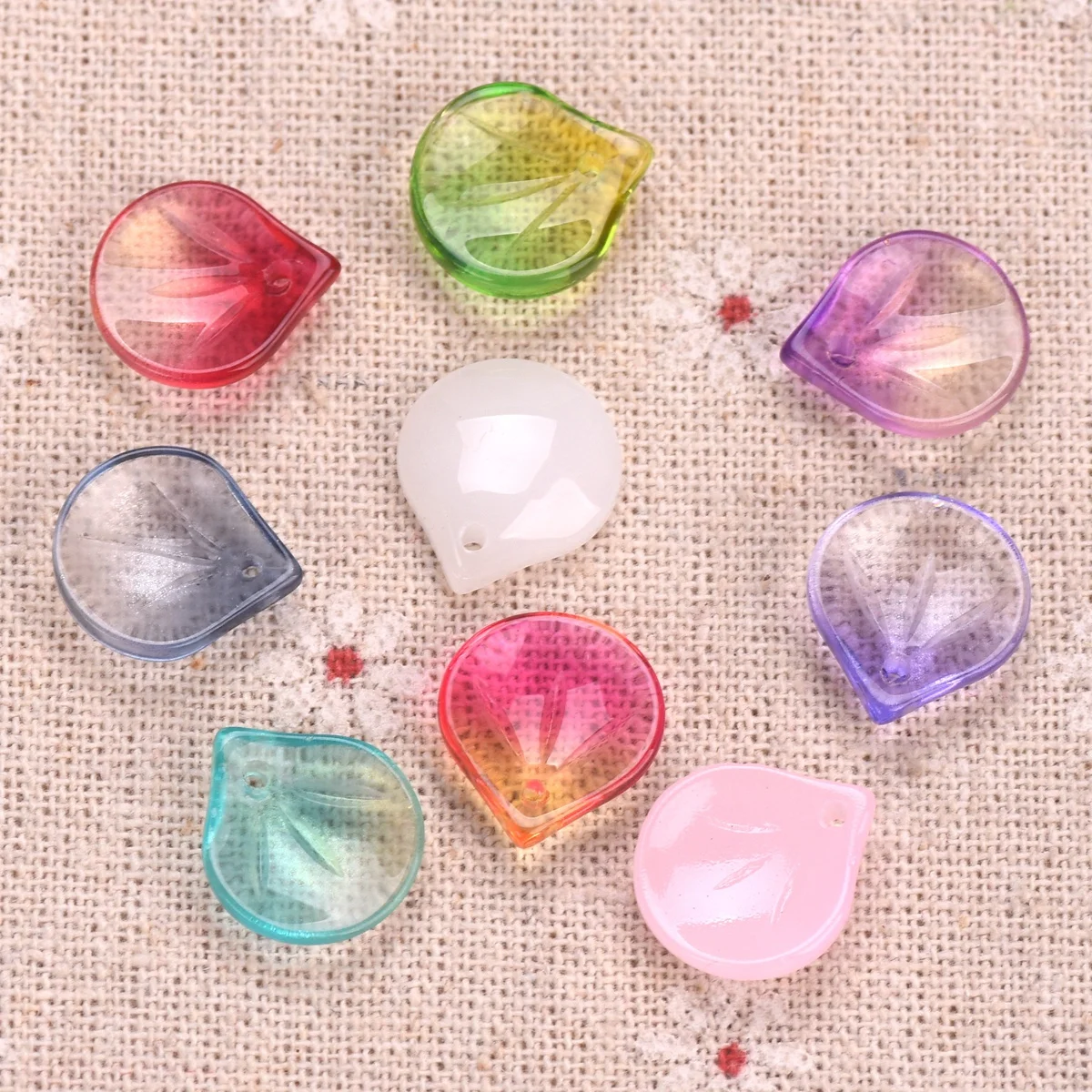 Рисунок 2 - Разноцветные стеклянные бусины в форме лепестков