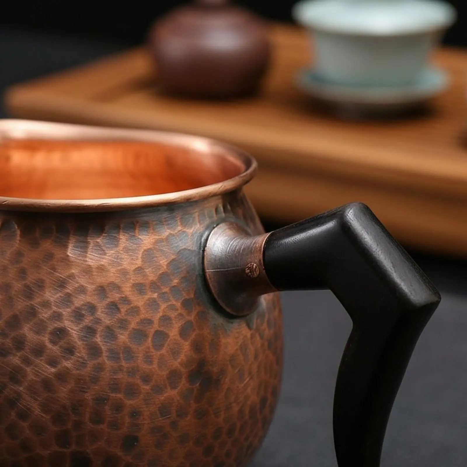 

Gong Dao Bei Vintage Aesthetic Side Handle Tea Server Cha Hai High Temperature Resistant Hammered Copper Pitcher Easy to Clean