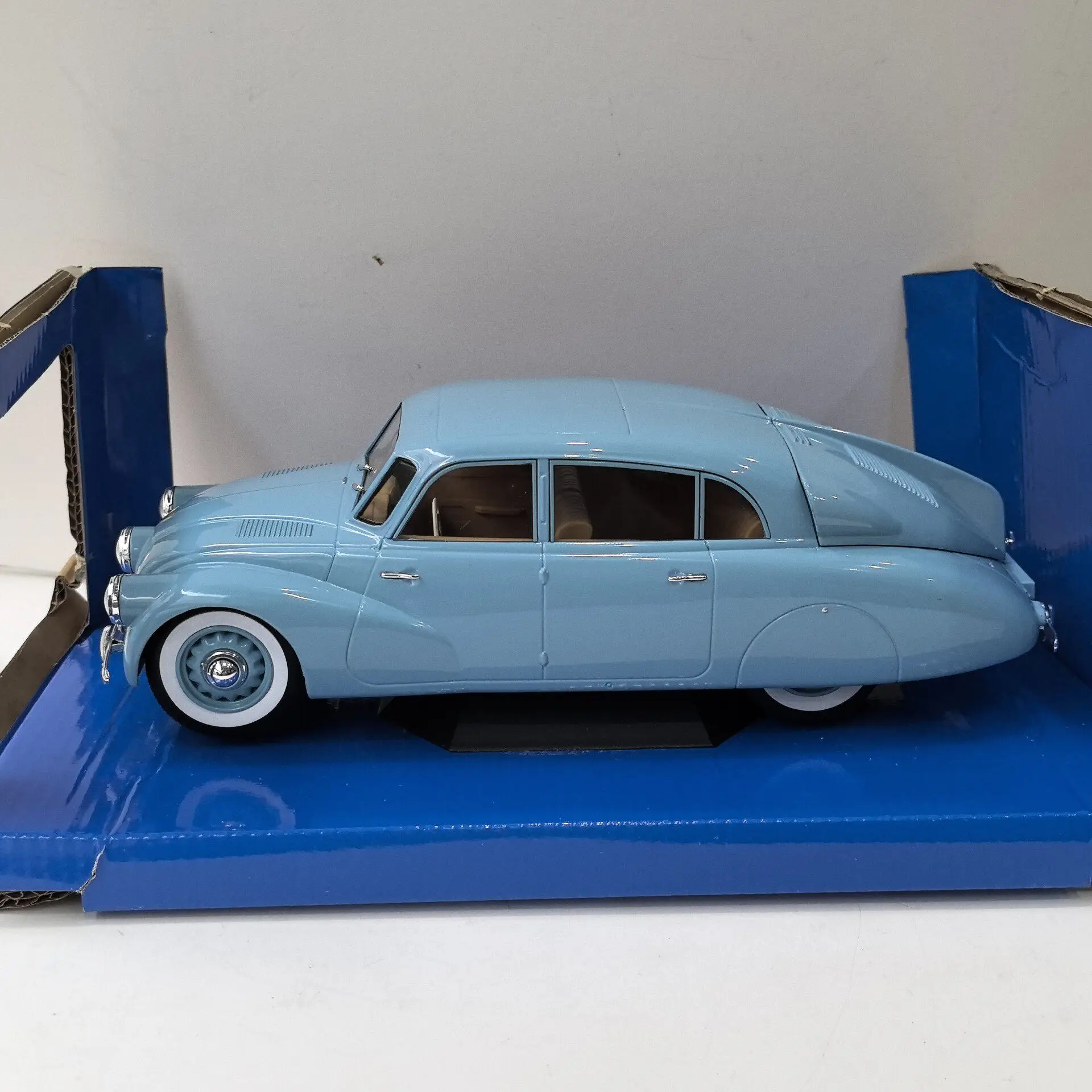 MCG Diecast 1/18 Scale TATRA 87 Vintage Car V7 Alloy Car Model view 3