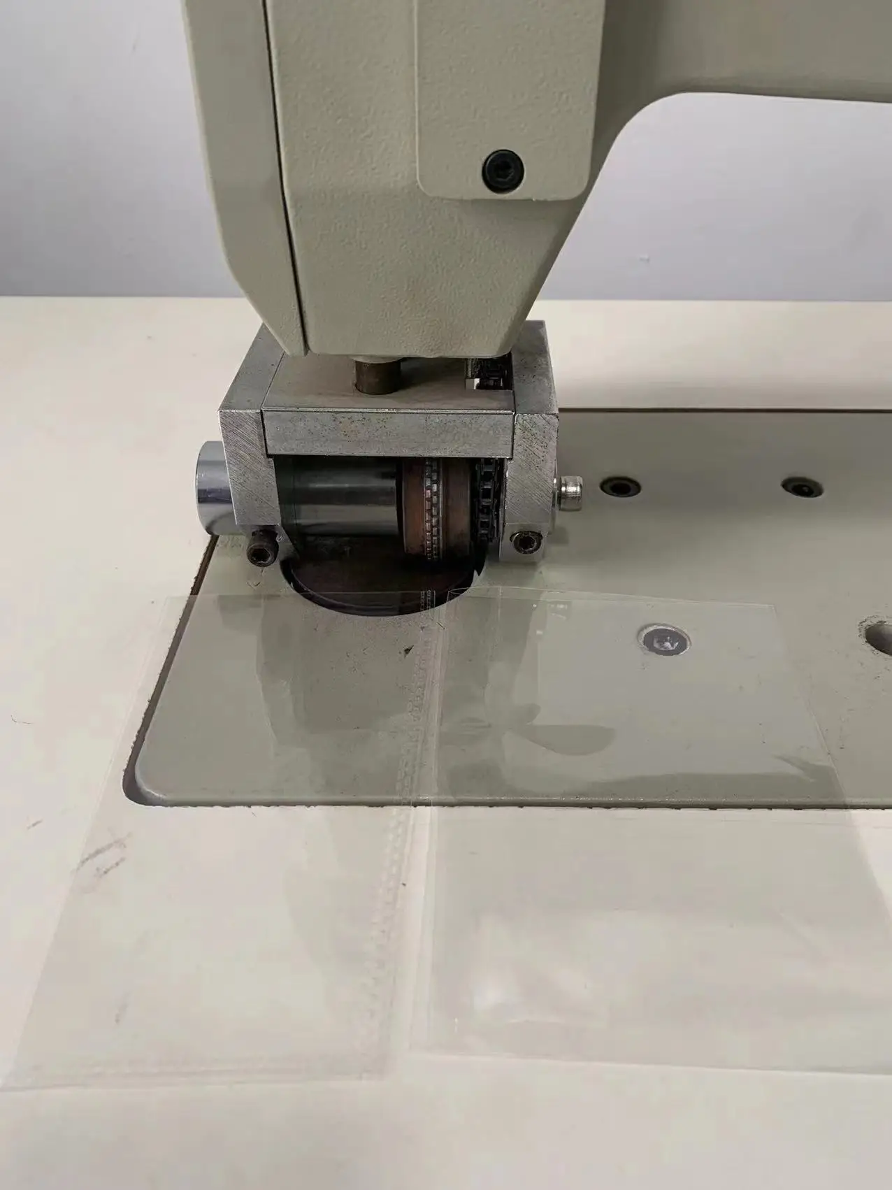 Ultrasonic roller sewing welding machine non -woven, nylon fabric,Polyester cloth, PVC film  welding machine can cut the Surplus