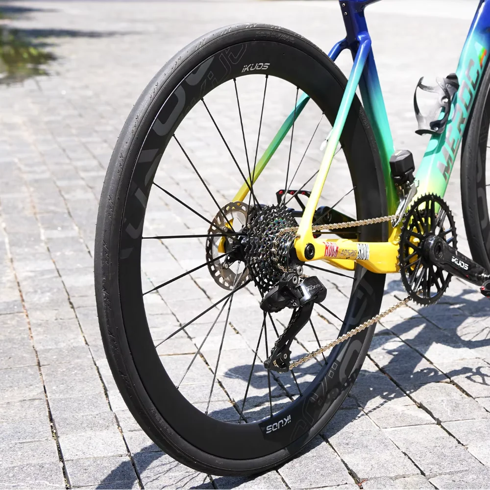 IKUOS 50mm Carbon Road Bike Wheelset Carbon Fiber 60T Ratchet Ceramic Bearings HG/XDR Thru-axle Lightweight 1260g 700C Wheel Set