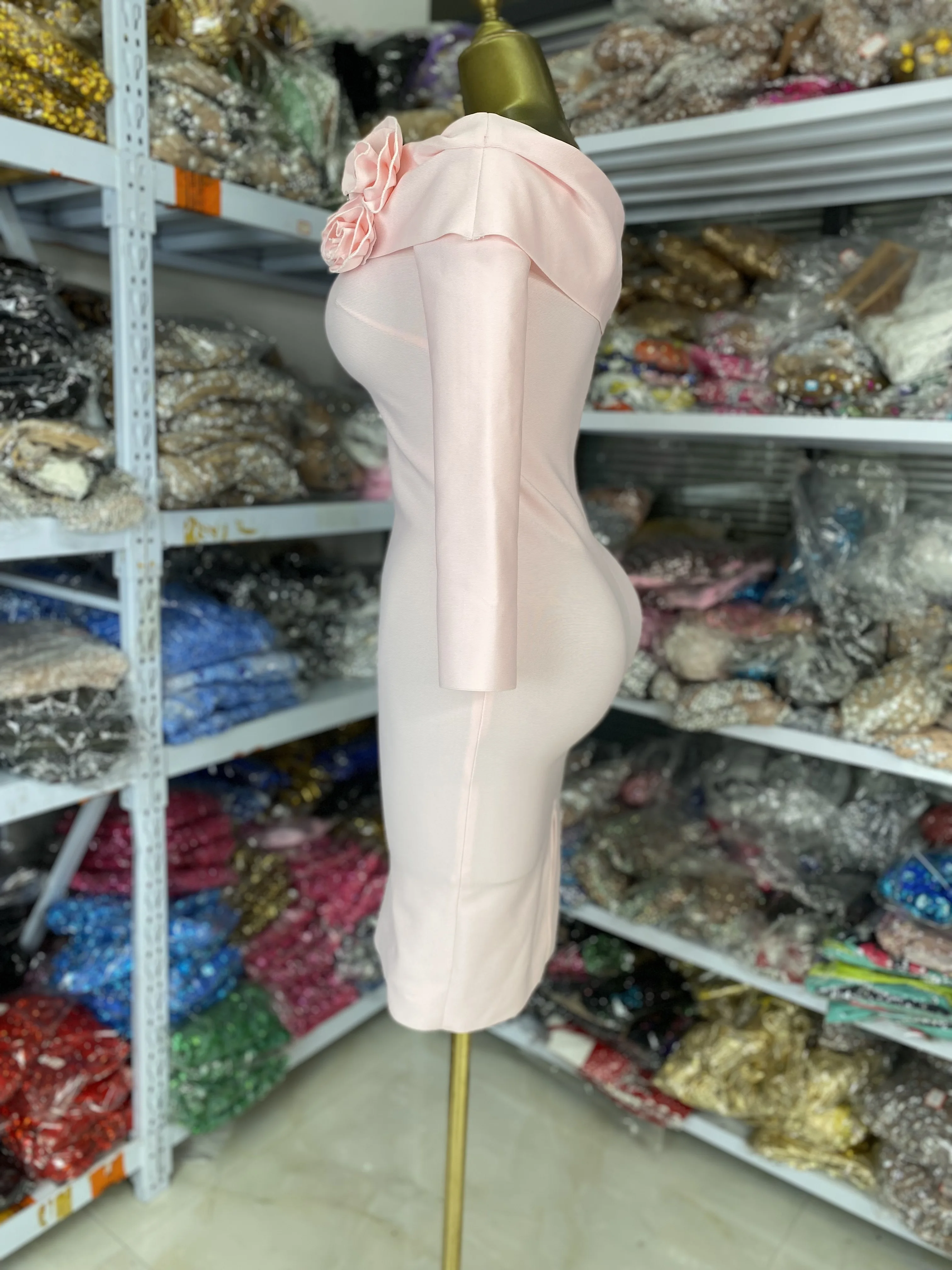 Abito da donna con fasciatura rosa chiaro all'ingrosso in fabbrica Elegante scollo a barchetta Fiori Manica lunga Aderente High Street Festa formale Evneing