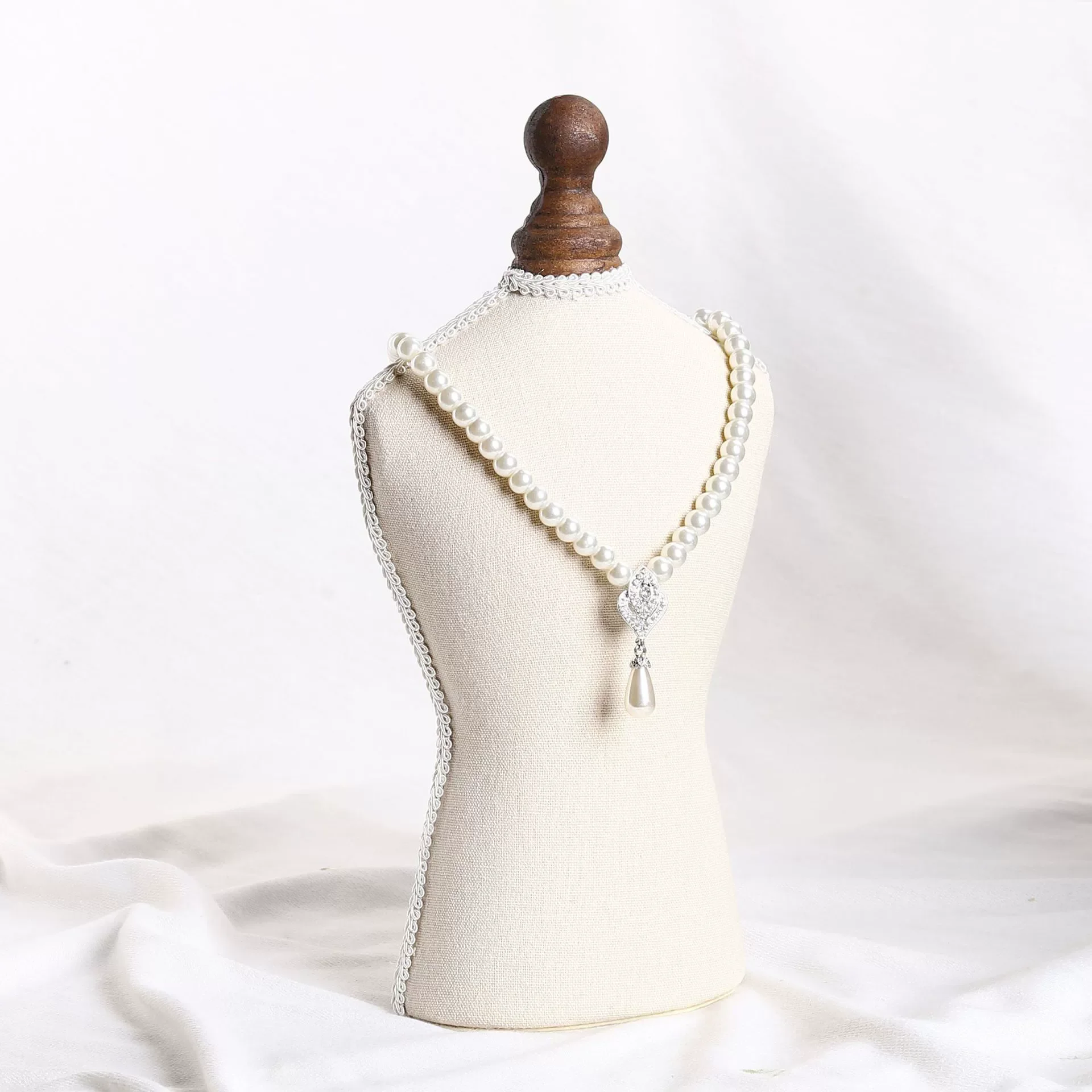 

Elegant Necklace Display Portrait Model Wooden Pendant Bracelet Long Chain Jewelry Rack Organizer Counter Window Showcase Props