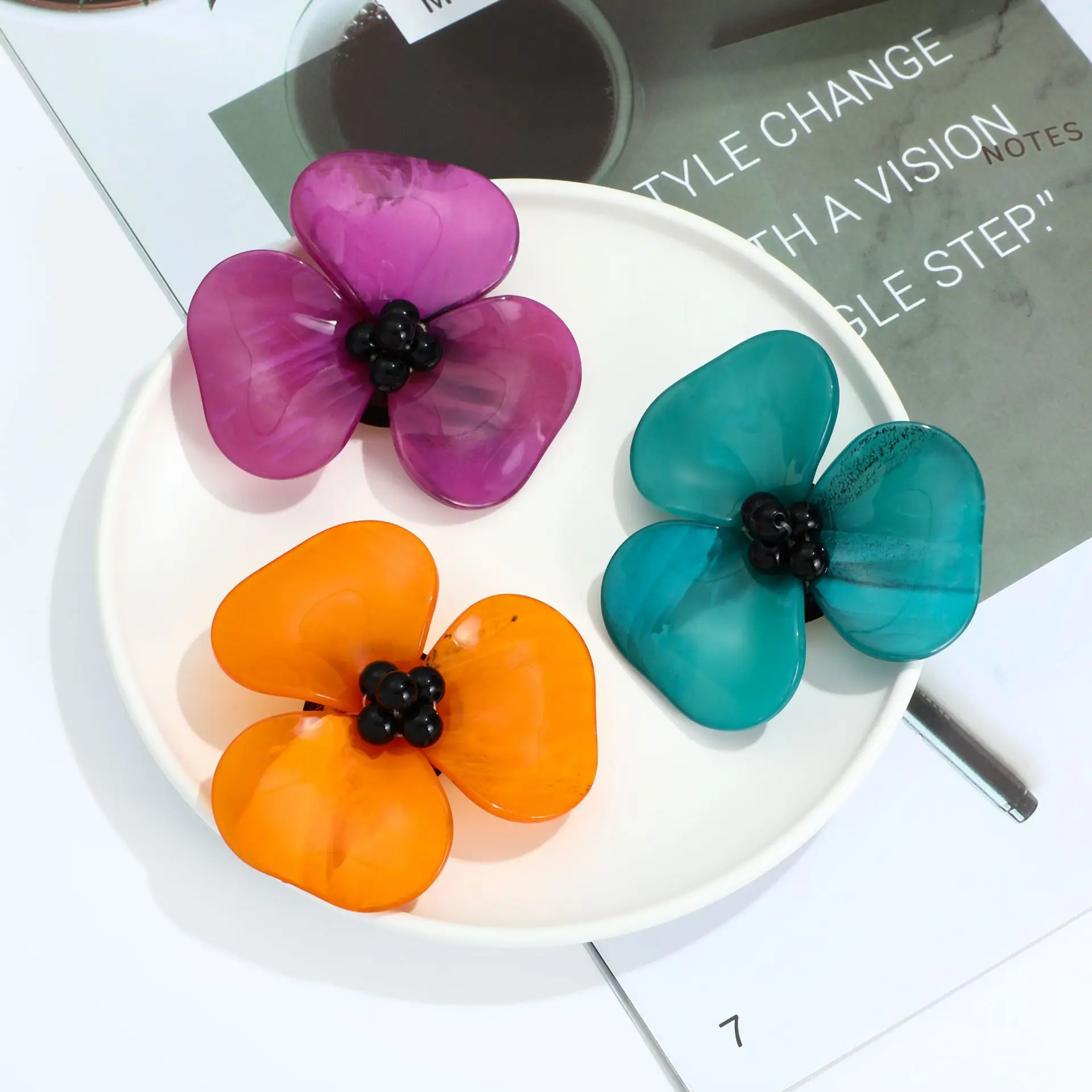 DIY accessories Acrylic three-dimensional flower brooch, female light luxury camellia Christmas corsage, holiday gift suit sweat
