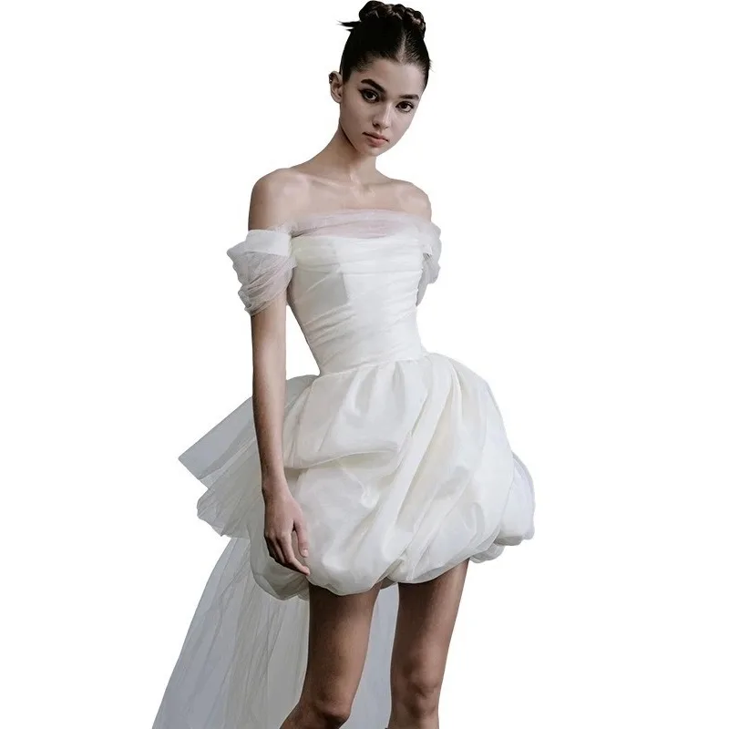 Französischer Stil Reise-Fotografie Leichtes Hochzeitskleid mit Einer Schulter Satin Trägerloses Brautkleid Kurzes Weißes Kleid Verlobungskleid