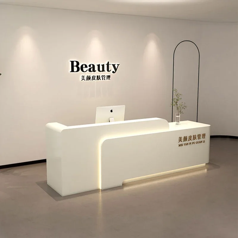 

Парикмахерская, салон, стойка, парикмахерская, приемная, мебель, стол, длинный приемник, передняя часть парикмахера, современная одежда, роскошная церковь