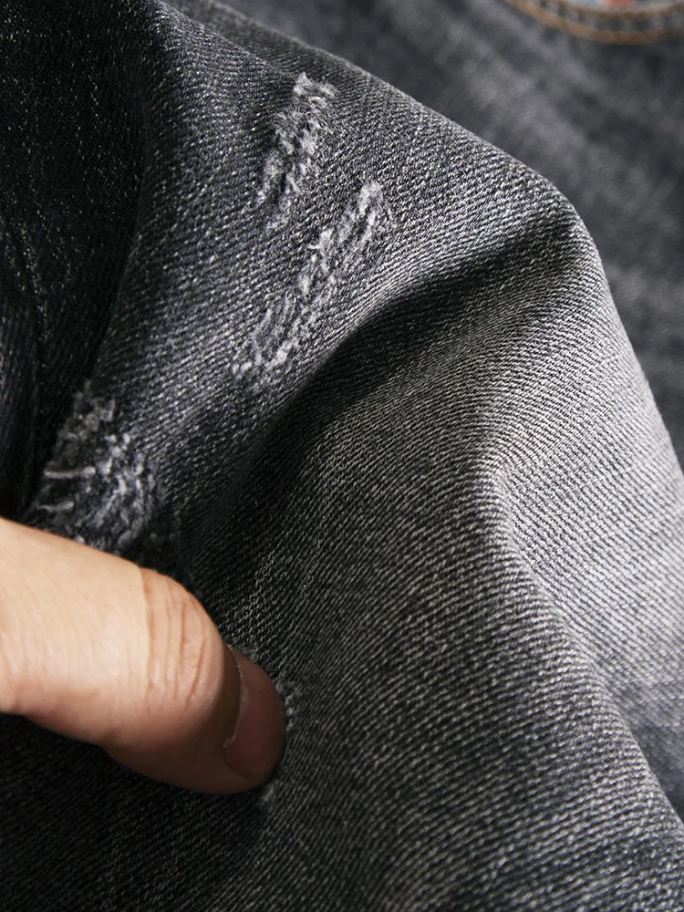 Vaqueros retro americanos de moda para hombre, pantalones de pierna recta pequeños elásticos desgastados con estampado bordado en negro y gris, estilo otoño