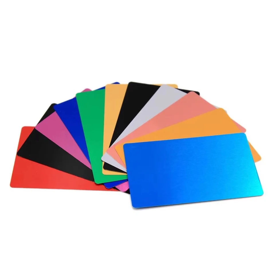 مجموعة بطاقات عمل معدنية محمولة مكونة من 100 قطعة منقوشة بالليزر من الألومنيوم مع طباعة شعار خاص للوازم المكتبية