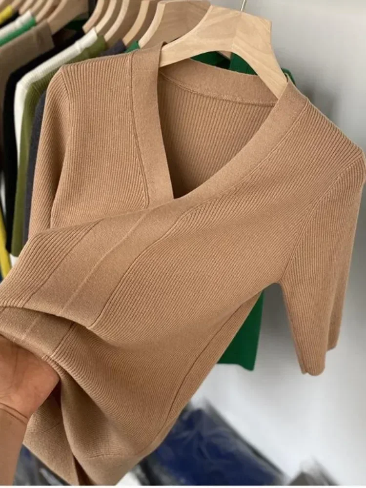Camiseta de malha com gola V de seda gelo feminina, ventilada casual, fina, versátil, monocromática, roupa de verão, novo, 2022