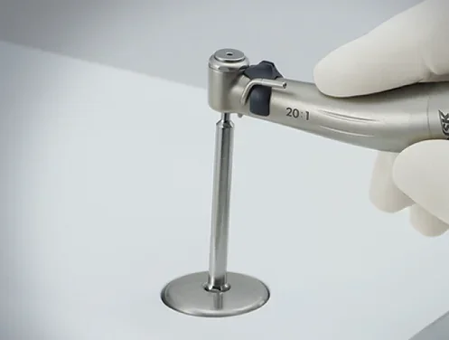 equipamento sistema Surgic Pro com contra-ângulo 20:1