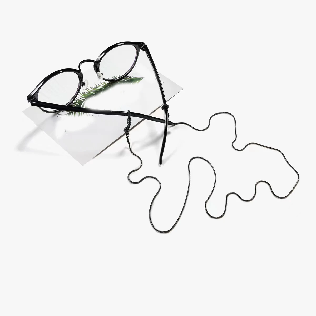 Eine einfache und vielseitige Retro-Brillenkette aus schwarzem Edelstahl, am Hals hängende Sonnenbrille, Lesebrille, Anti-Verlust-Kette, ein
