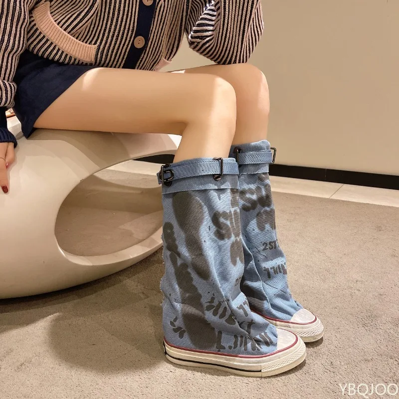 2026 Nieuwe Retro Platte Graffiti Sexy Trendy Grote Medium Laarzen Modieuze Straat Designer Dames Ronde Kop Gestapelde Laarzen Zapatos