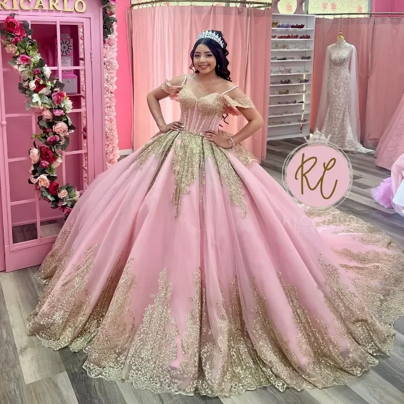 Vestidos De quinceañera con apliques Rosas y dorados, Vestido De tul con perlas De encaje sin hombros, dulce Vestido De cola De corte De 15 y 16 años