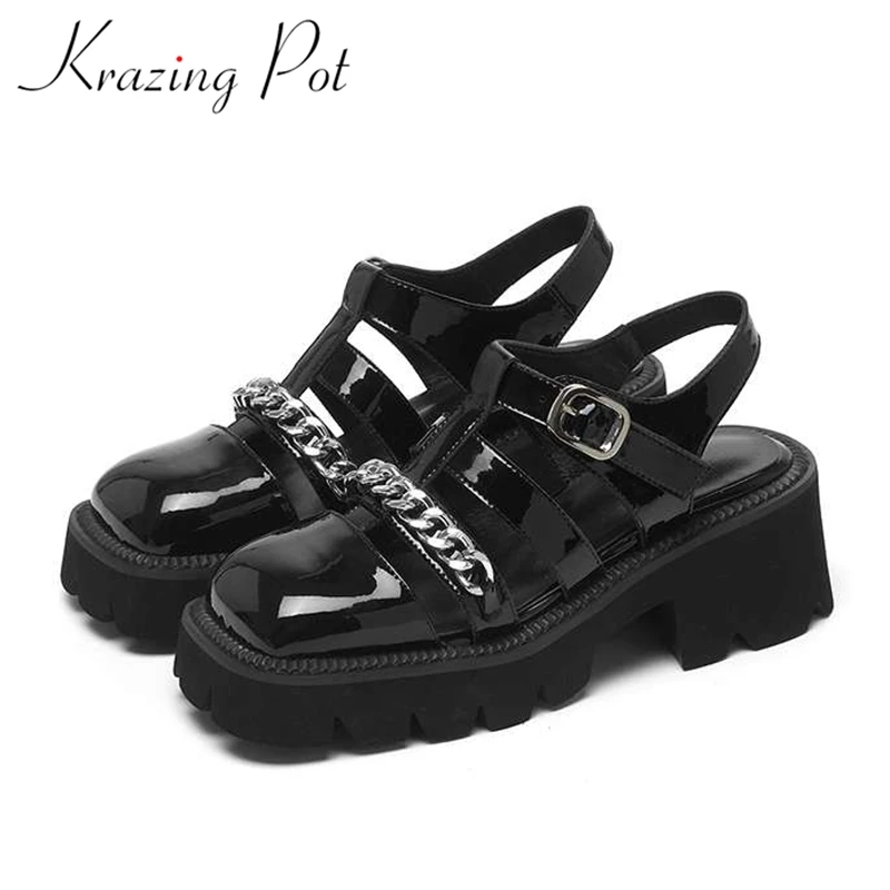 Krazing Pot Superstar Koe Lederen Vierkante Neus Zomer Schoenen Plat Met Holle Ademende Platform Metalen Kettingen Sandalen Voor Dames