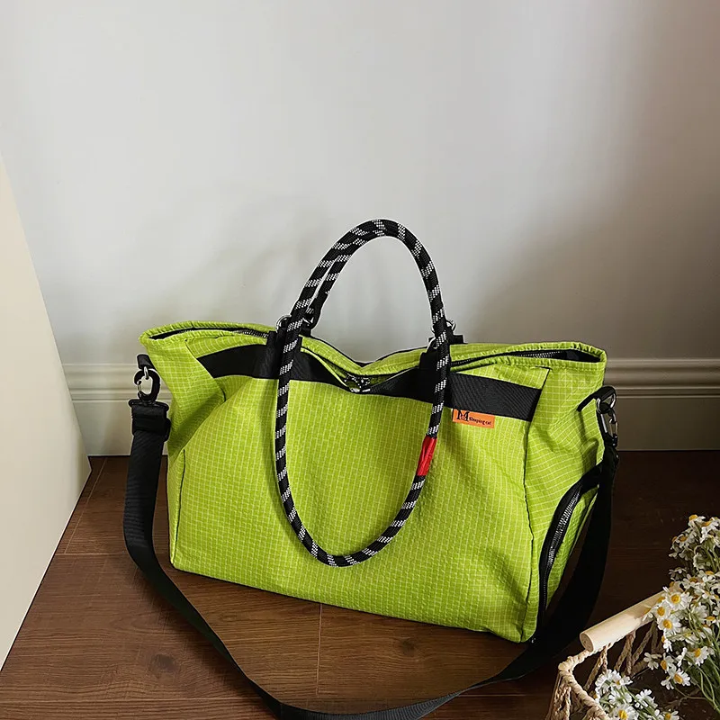 

2026 New Fashionable Waterproof Nylon Cloth Tote Bag For Women Sports And Fitness Large Capacity Lightweight Commuting Bag Trend