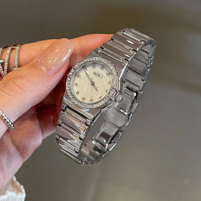 2025 جديد ضوء فاخر المتخصصة أنيقة السيدات ساعة الماس أنيق الراقية حزام ناقل من الفولاذ الاتجاه عادية ساعة كوارتز هدية عيد ميلاد