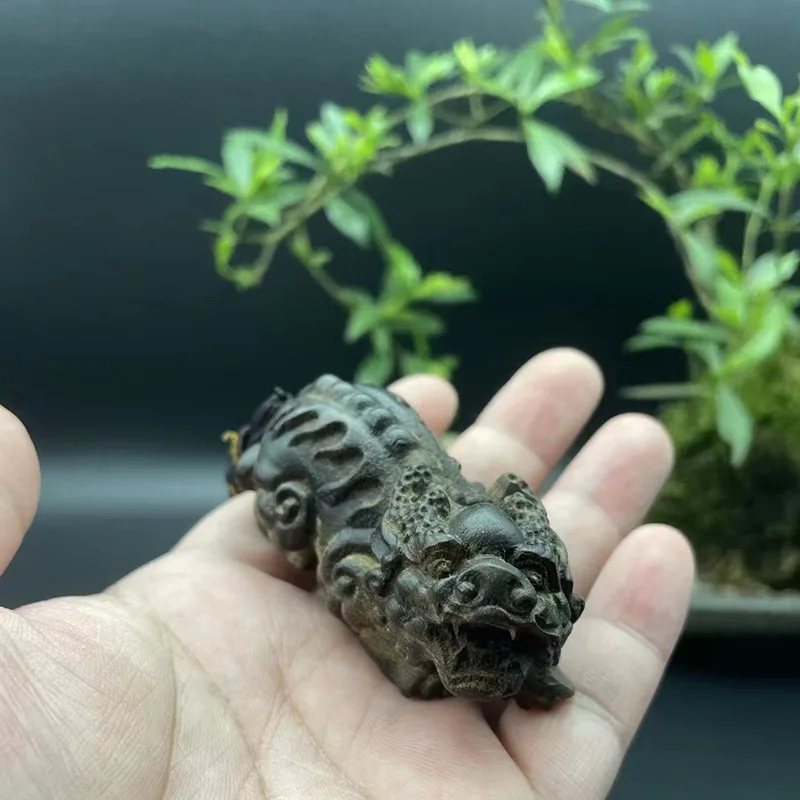 Fragrant Raw Wood Carved Pixiu Hand Piece Vintage Wenwan Pendant Ornament Wood Craft Home Decor Souvenir Gift