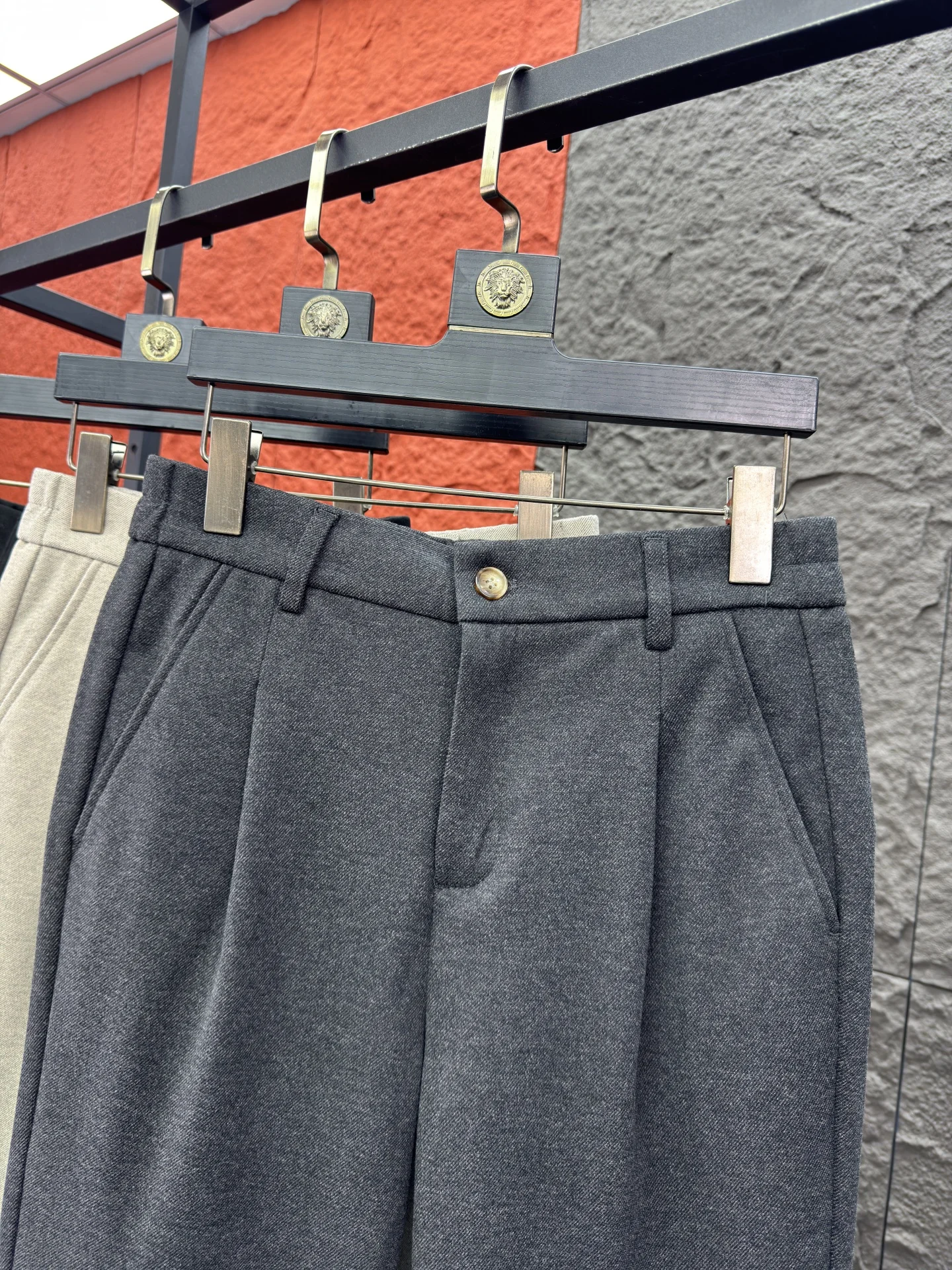 กางเกงขายาวทรงตรงลำลองสำหรับผู้ชาย บุขนด้านใน อุ่นสบาย เหมาะสำหรับฤดูใบไม้ร่วงและฤดูหนาว สีพื้น แบรนด์ Pampa& ผลิตจากโพลีเอสเตอร์ผสมคอตตอน...