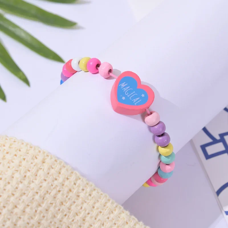 12 sztuk/opakowanie Kolorowe bransoletki z drewnianymi koralikami z motywami z kreskówek dla dziewczynek, upominki na przyjęcie urodzinowe, prezenty dla gości na baby shower, wypełniacze do piñaty — zdjęcie 3