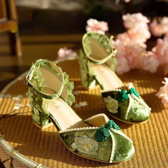 Scarpe singole Qipao verdi tacchi alti ricamati scarpe da donna con perle di fiori retrò