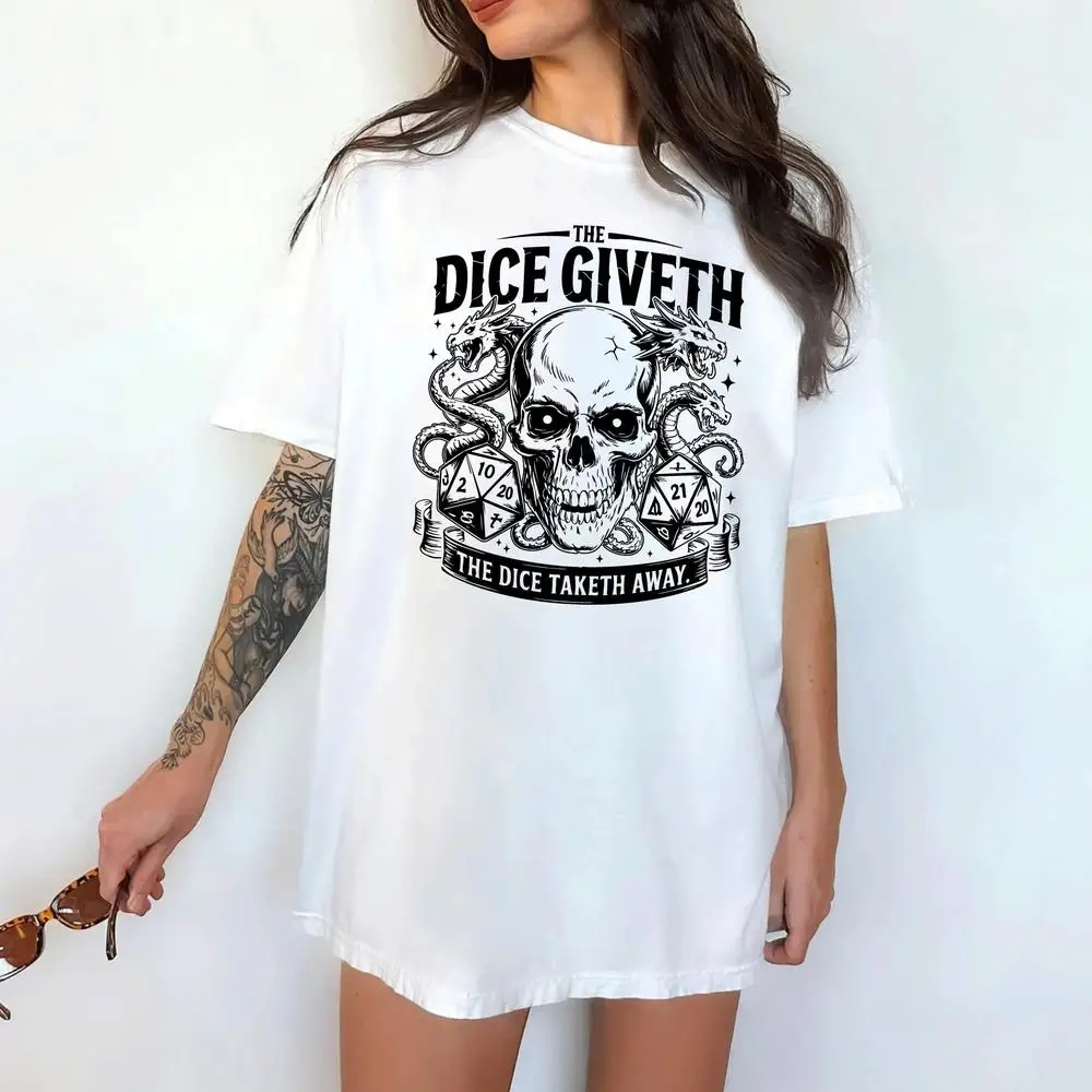 قميص The Dice Giveth and Taketh Away، هدية حفلة الزنزانة، تي شيرت RPG مضحك على الطاولة، قميص DnD Gamer Meme، قميص TTRPG Dice Roll Quote