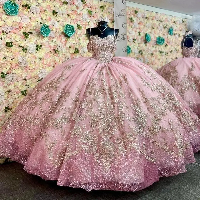 

Pink Shining Quinceanera Dresses Spaghetti Strap Ball Gown Birthday Party Vestidos 15 Anos Gold Applique Lace Beads Princess