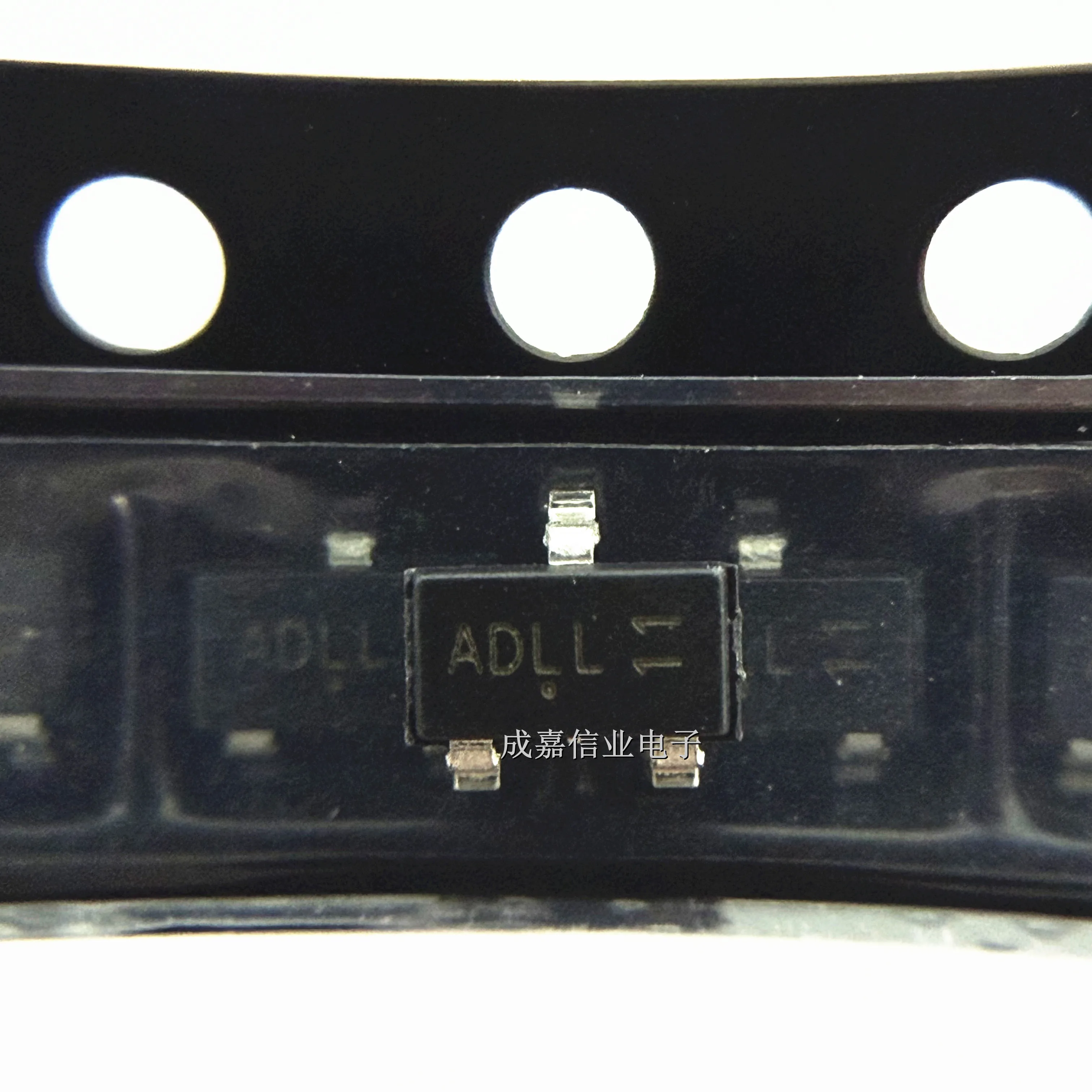 

100pcs/Lot AO3413 SOT-23-3 MARKING;AD 3A 20V P-Channel MOSFET Operating Temperature:-55C -+150C