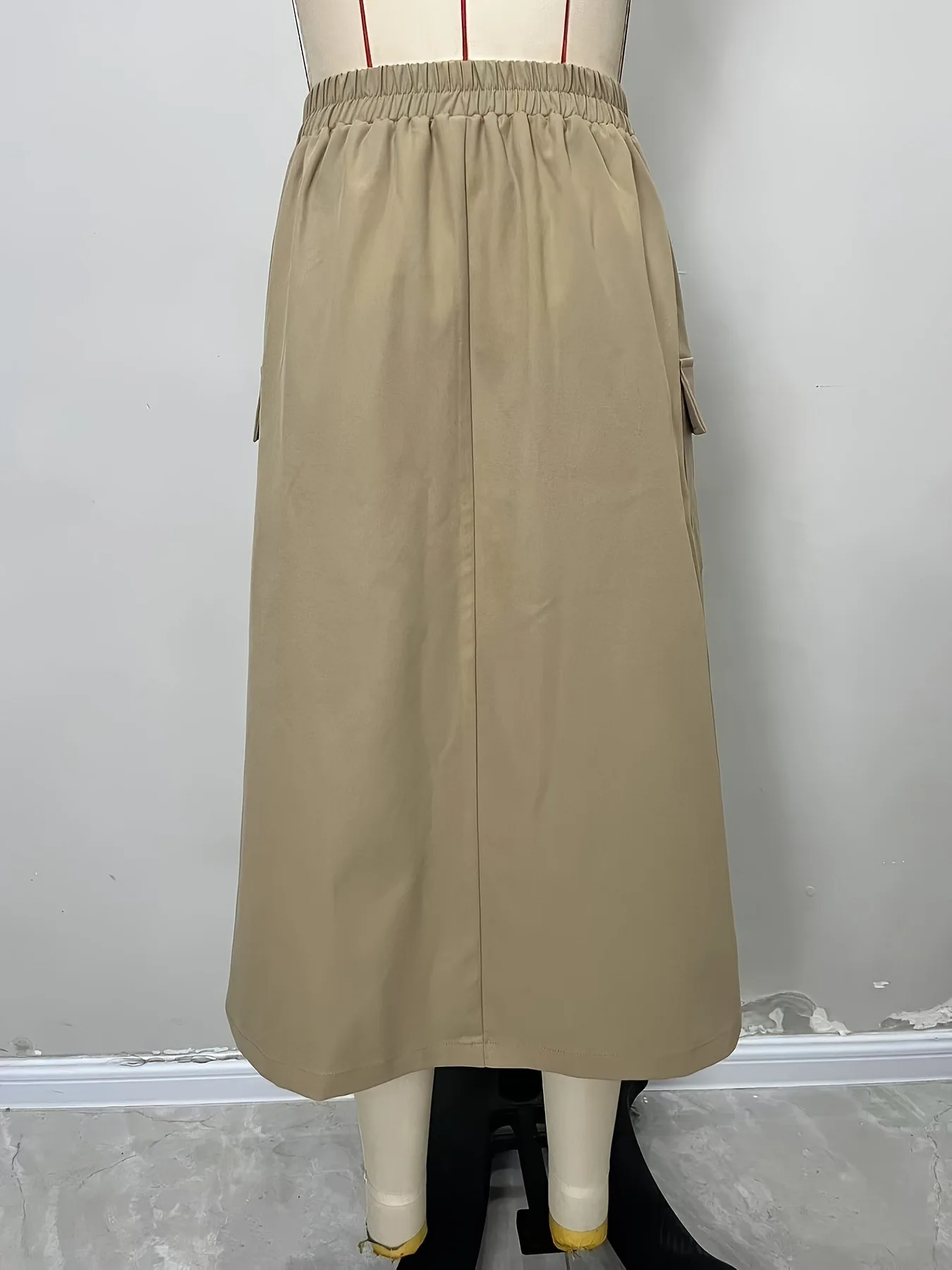 Autunno nuovo colore solido a vita alta decorazione con bottoni gonna a tubo dritto con design a tasca grande gonna casual alla moda da donna