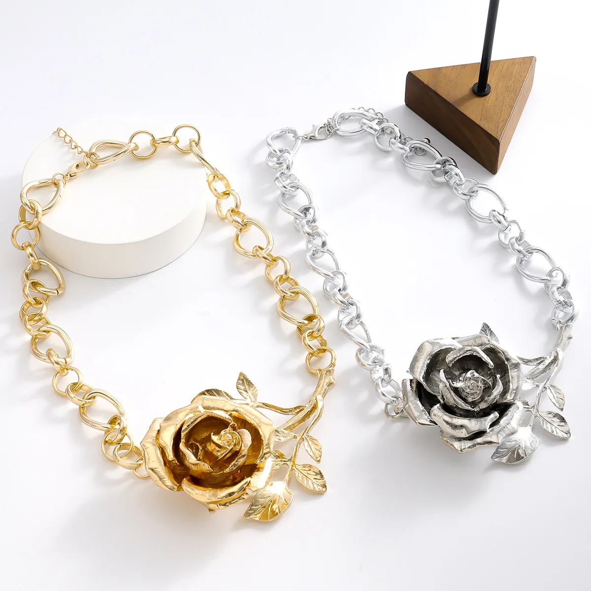 HUANZHI Rose Pendant Flower Alloy Exaggerated Chunky Necklace for Women Girls Vintage Elegant Fashion Jewelry Gifts 2024 New