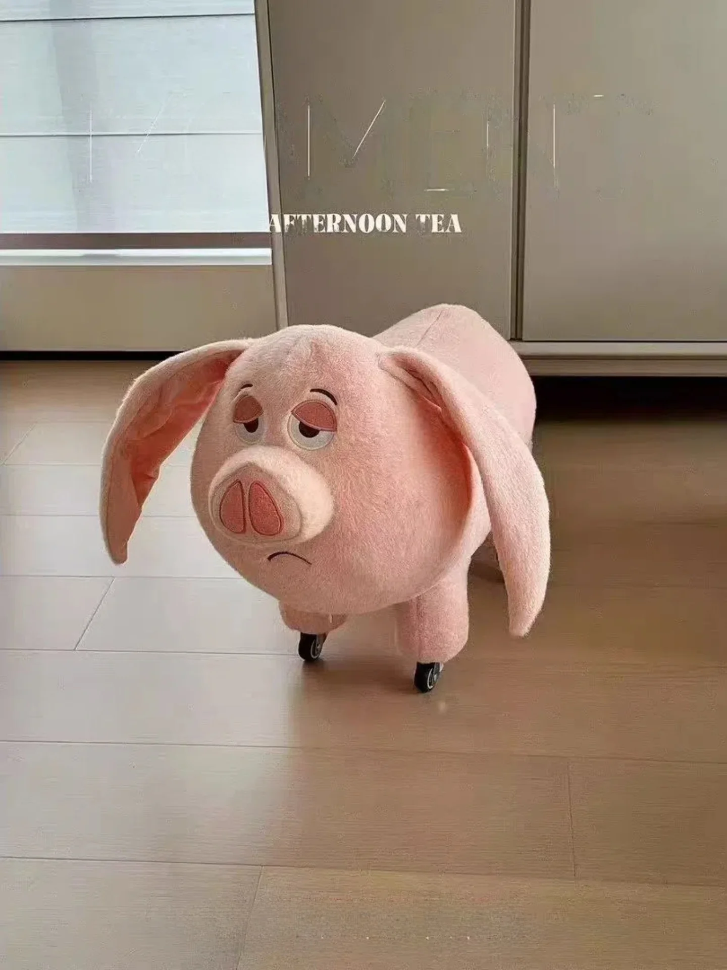 adorable-tabouret-enfant-en-forme-de-cochon-volant-style-dessin-anime-avec-structure-en-bois-et-mousse-a-memoire-de-forme