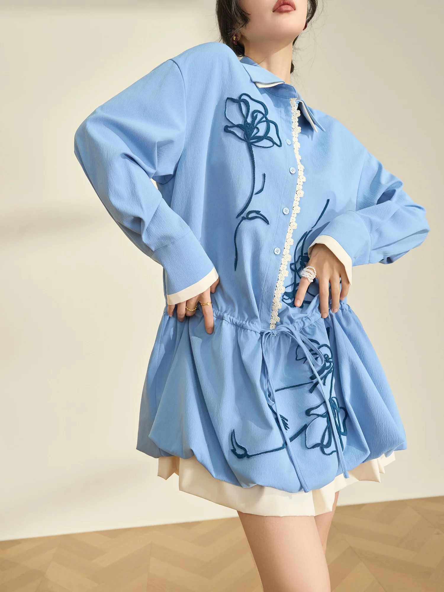 

Синяя вышитая блузка с завязками на талии для женщин, новая весенняя модель, удобная, из полиэфирного волокна, для повседневной носки, фасон H-образной формы